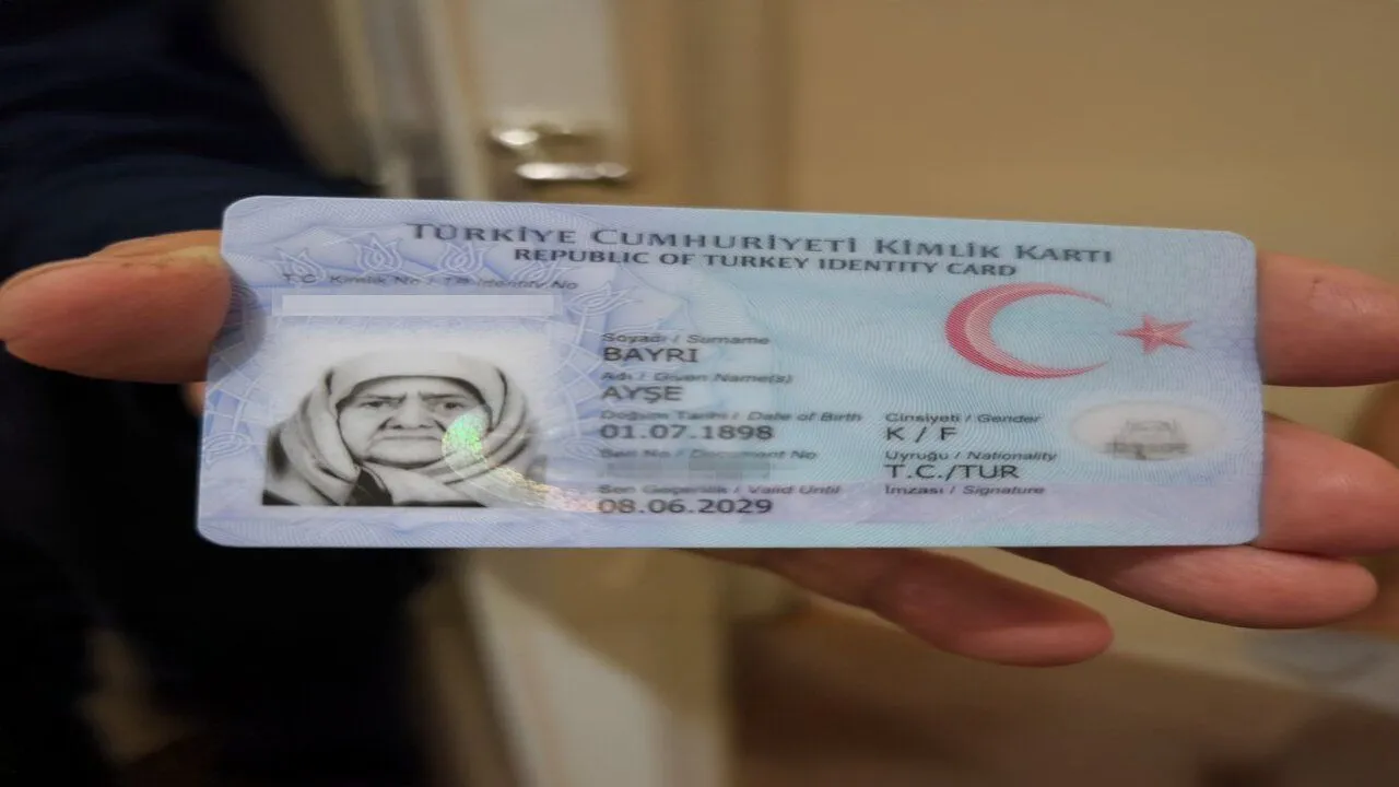 Cumhuriyetin Tüm Dönemlerine Tanık Olan Ayşe Nine, 127 Yaşında Hayatını Kaybetti